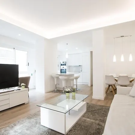 Апартаменты 4 Bedroom/3 Baths W/ Ac In Near Beach! Аликанте